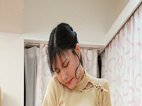 家事代行サービスを頼んだらおばさんが来ると思ってたのに、デカ尻の美人妻が来た！お尻をムチムチさせながら家事をする姿に我慢できずセンズリしてたらバレてしまい、発情して中出し搾精されまくる！ 藍芽みずき　サンプル画像17